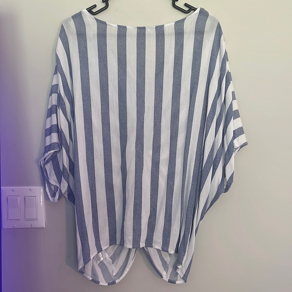 Lightweight Blouse - Picture 2 of 2